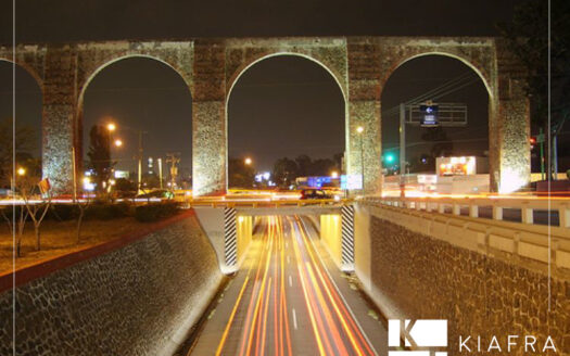 Los Arcos de Querétaro de noche con el marco de Inmobiliaria KIAFRA