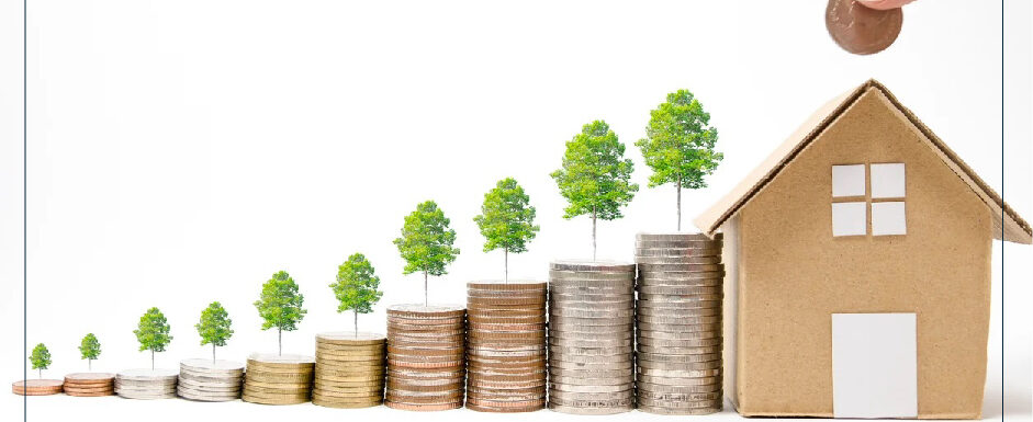 Casita de madera con una fila de montones de monedas decreciendo demostrando como puede crecer tu inversión como un árbol plantado, todo esto rodeado por el marco de Inmobiliaria KIAFRA
