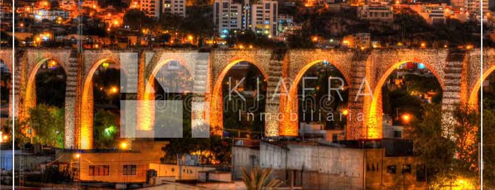 Arcos de Querétaro tomada de noche y el marco de Inmobiliaria KIAFRA
