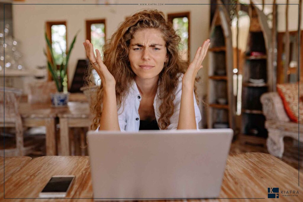Mujer frente a una laptop demostrando confusión